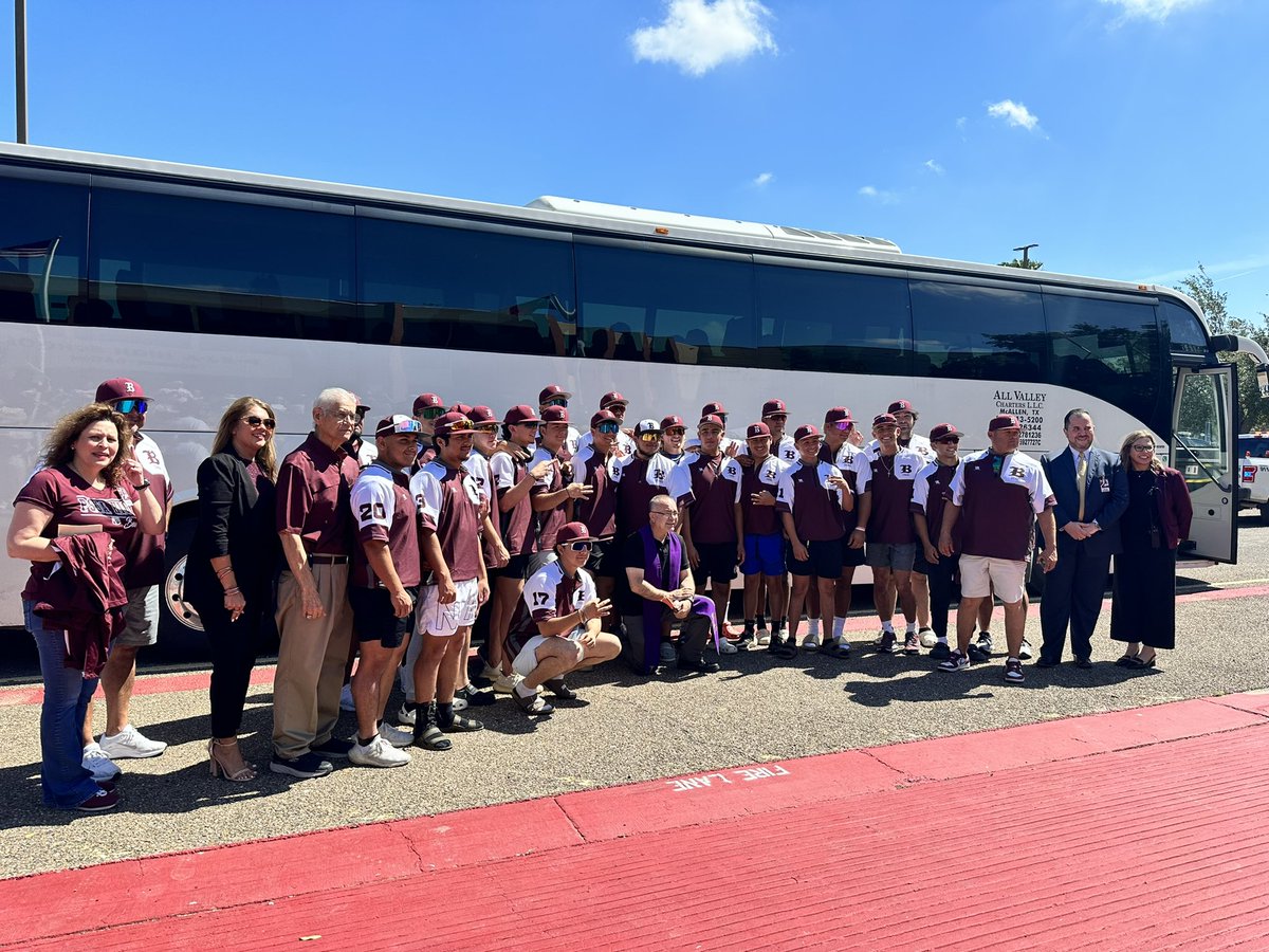 ozunaaaaaa's tweet photo. Best of luck and safe travels to our Bears Baseball team! ⚾️ 🐻 https://t.co/YFdRwZji3P