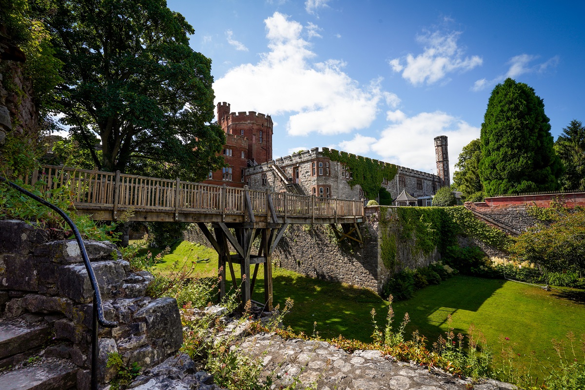 GoNorthWales's tweet image. Discover the enchanting town of Ruthin in North Wales. 
Enjoy its rich history, explore a medieval castle, wander through charming streets, indulge in delicious Welsh cuisine, and experience its lively modern arts scene.
#Hiraethog #NorthWales #Ruthin