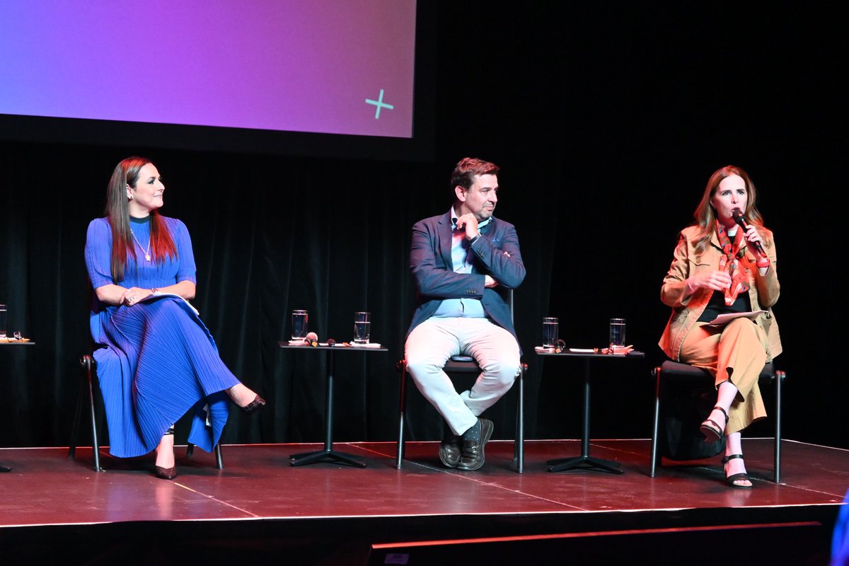 vaai_udg's tweet photo. Compartimos algunas fotos del Panel: La innovación y la vinculación interinstitucional como claves de éxito estudiantil", en @innova_forum 👩🎓🧑🎓.
Partició Gabriela Villanueva, jefa de nuestra Unidad de Centros de Emprendimiento e Innovación 👏.
#CGIPV #ComunidadUDG #iNNOVAFORUM https://t.co/DUsmDJjU8N