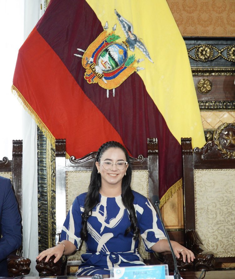 aencalada21's tweet photo. No es por asustar guayaquileños , pero si Aquiles es candidato a presidente del correismo , ésta señorita sería nuestra nueva alcaldesa 🫥🫠🫣 https://t.co/yeLQmjqM6W
