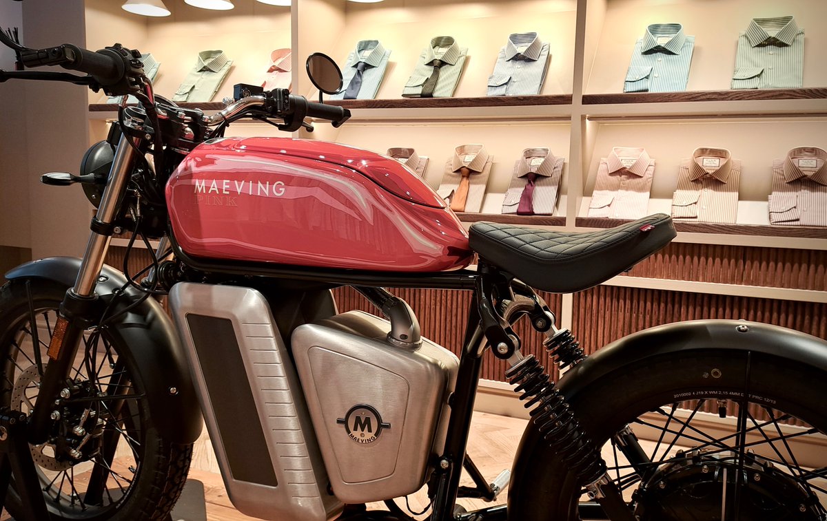 JClarkArtist's tweet photo. What an absolute honour to be commissioned by @MaevingElectric & @ThomasPink_UK to create 3 ‘art bikes’. Now you can keep that showroom look, even on a wet Monday morning commute! #handcut #vinyl applied to #Maeving m’bike tank. #motorcycleart #artbike https://t.co/3ckZ9mQcuE