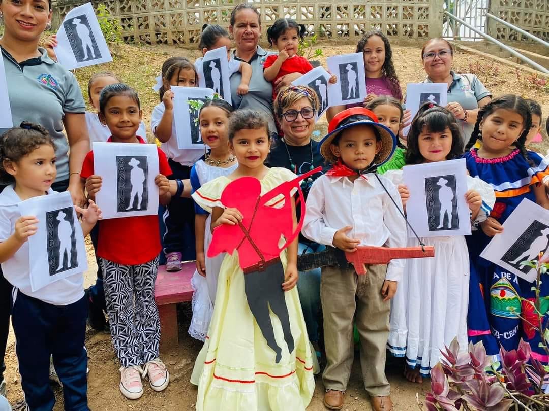 Los niños de Palacaguina dicen: Aquí está Sandino. 
#UnidosEnVictorias 
#SandinoLuzYVerdad