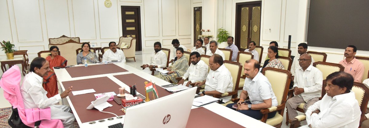 TelanganaCMO's tweet photo. విఆర్ఏలను ఇతర ప్రభుత్వ శాఖల్లో సర్దుబాటు చేయడం ద్వారా వారికి రెగ్యులర్ స్కేల్ వచ్చే విధంగా తెలంగాణ అవతరణ దశాబ్ది ఉత్సవాల లోపు చర్యలు తీసుకోవాలని ముఖ్యమంత్రి శ్రీ కె. చంద్రశేఖర్ రావు @TelanganaCS శ్రీమతి శాంతి కుమారిని ఆదేశించారు. ఈ విషయంపై కేబినెట్ లో నిర్ణయం తీసుకున్న అనంతరం విఆర్ఏ జెఎసి ప్రతినిధులను తన ఛాంబర్ కు ఆహ్వానించి సీఎం వారితో చర్చించారు.  

తెలంగాణ ప్రభుత్వం పనిచేసేదే పేద ప్రజల కోసమని, చిరుద్యోగులైన విఆర్ఏల సమస్యలను మానవత్వంతో వెంటనే పరిష్కరించాలనే ఉద్దేశంతో ప్రభుత్వం ఉన్నదని సీఎం పేర్కొన్నారు. సుమారు 20 వేల మంది ఉన్న విఆర్ఏ లలో ముందుగా మెడికల్ ఇన్ వ్యాలిడేషన్ ప్రకారం అర్హులై దరఖాస్తు చేసుకున్న వారి వారసుల వివరాలు, వారి విద్యార్హతలు సేకరించాలని సీఎం అధికారులకు సూచించారు. మిగతావారిని వారి అర్హతల ఆధారంగా మున్సిపల్, ఇరిగేషన్ (లష్కర్స్), రెవెన్యూ, జెడ్ పి, ఎడ్యుకేషన్, మెడికల్ కాలేజీలు, మిషన్ భగీరథ తదితర అవసరమైన శాఖల్లో స్కేల్ ఇస్తూ, తదుపరి ప్రమోషన్ వచ్చే విధంగా వారిని సర్దుబాటు చేయాలని ముఖ్యమంత్రి రెవెన్యూ కార్యదర్శి శ్రీ నవీన్ మిట్టల్ ను ఆదేశించారు. ఈ విషయంలో వీఆర్ఏ లు సమాచారం ఇవ్వడం సహా, అన్ని విషయాల్లో సమన్వయం చేయాలని ఎమ్మెల్సీ, రైతుబంధు సమితి రాష్ట్ర అధ్యక్షుడు శ్రీ @PRR_BRS కి సూచించారు. ముందుగా మొత్తం సమాచారాన్ని అధికారులకు అందజేయాలని, విఆర్ఏ జెఎసి ప్రతినిధులకు సూచించారు. విఆర్ఏలలో వారి విద్యార్హతలను బట్టి వారికి నచ్చిన ప్రభుత్వ శాఖలను ఎంచుకునే అవకాశం ఇవ్వాలని సీఎం అధికారులకు సూచించారు. 

కేబినెట్ లో నిర్ణయం తీసుకొని తమ సమస్యలను తక్షణమే పరిష్కరించాలని అధికారులను ఆదేశించినందుకు ముఖ్యమంత్రికి విఆర్ఏ జెఎసి ప్రతినిధులు ధన్యవాదాలు తెలిపారు.
