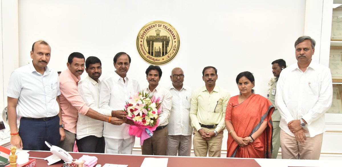 TelanganaCMO's tweet photo. విఆర్ఏలను ఇతర ప్రభుత్వ శాఖల్లో సర్దుబాటు చేయడం ద్వారా వారికి రెగ్యులర్ స్కేల్ వచ్చే విధంగా తెలంగాణ అవతరణ దశాబ్ది ఉత్సవాల లోపు చర్యలు తీసుకోవాలని ముఖ్యమంత్రి శ్రీ కె. చంద్రశేఖర్ రావు @TelanganaCS శ్రీమతి శాంతి కుమారిని ఆదేశించారు. ఈ విషయంపై కేబినెట్ లో నిర్ణయం తీసుకున్న అనంతరం విఆర్ఏ జెఎసి ప్రతినిధులను తన ఛాంబర్ కు ఆహ్వానించి సీఎం వారితో చర్చించారు.  

తెలంగాణ ప్రభుత్వం పనిచేసేదే పేద ప్రజల కోసమని, చిరుద్యోగులైన విఆర్ఏల సమస్యలను మానవత్వంతో వెంటనే పరిష్కరించాలనే ఉద్దేశంతో ప్రభుత్వం ఉన్నదని సీఎం పేర్కొన్నారు. సుమారు 20 వేల మంది ఉన్న విఆర్ఏ లలో ముందుగా మెడికల్ ఇన్ వ్యాలిడేషన్ ప్రకారం అర్హులై దరఖాస్తు చేసుకున్న వారి వారసుల వివరాలు, వారి విద్యార్హతలు సేకరించాలని సీఎం అధికారులకు సూచించారు. మిగతావారిని వారి అర్హతల ఆధారంగా మున్సిపల్, ఇరిగేషన్ (లష్కర్స్), రెవెన్యూ, జెడ్ పి, ఎడ్యుకేషన్, మెడికల్ కాలేజీలు, మిషన్ భగీరథ తదితర అవసరమైన శాఖల్లో స్కేల్ ఇస్తూ, తదుపరి ప్రమోషన్ వచ్చే విధంగా వారిని సర్దుబాటు చేయాలని ముఖ్యమంత్రి రెవెన్యూ కార్యదర్శి శ్రీ నవీన్ మిట్టల్ ను ఆదేశించారు. ఈ విషయంలో వీఆర్ఏ లు సమాచారం ఇవ్వడం సహా, అన్ని విషయాల్లో సమన్వయం చేయాలని ఎమ్మెల్సీ, రైతుబంధు సమితి రాష్ట్ర అధ్యక్షుడు శ్రీ @PRR_BRS కి సూచించారు. ముందుగా మొత్తం సమాచారాన్ని అధికారులకు అందజేయాలని, విఆర్ఏ జెఎసి ప్రతినిధులకు సూచించారు. విఆర్ఏలలో వారి విద్యార్హతలను బట్టి వారికి నచ్చిన ప్రభుత్వ శాఖలను ఎంచుకునే అవకాశం ఇవ్వాలని సీఎం అధికారులకు సూచించారు. 

కేబినెట్ లో నిర్ణయం తీసుకొని తమ సమస్యలను తక్షణమే పరిష్కరించాలని అధికారులను ఆదేశించినందుకు ముఖ్యమంత్రికి విఆర్ఏ జెఎసి ప్రతినిధులు ధన్యవాదాలు తెలిపారు.