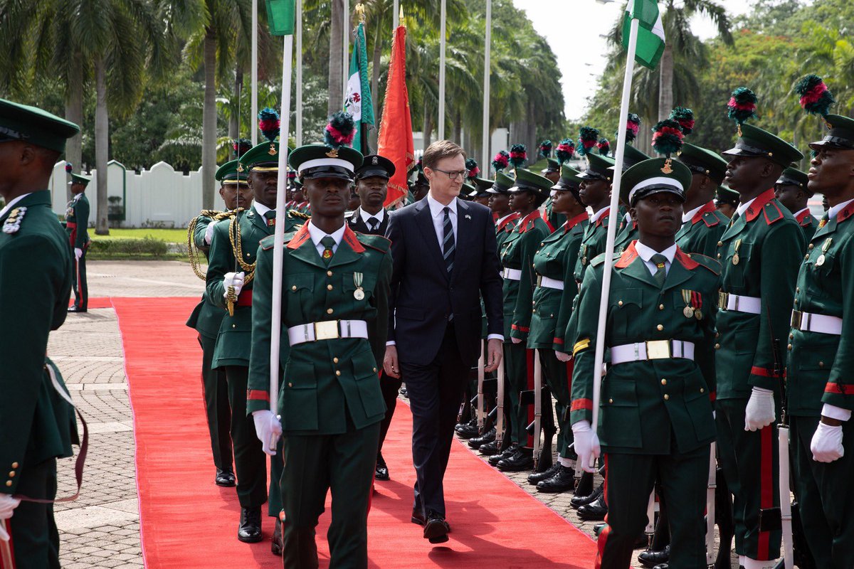 Today, I presented my credentials to H.E. President @MBuhari, as the British High Commissioner to Nigeria.

I look forward to strengthening and deepening the 🇳🇬🇬🇧 partnership and working together with all our partners for the good of both our countries.

@NigeriaGov @NGRPresident