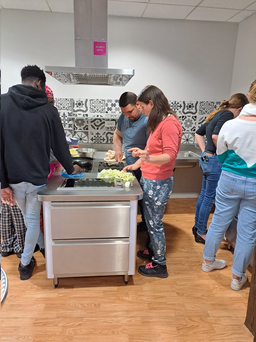 La # FONDATION d'entreprise HARMONIE MUTUELLE soutient l' # Association Jeunesse et Habitat à Tours.
Actions autour du sport et de l'alimentation. 
Ce soir  atelier cuisine pour apprendre  à cuisiner sainement avec un petit budget. 
Moments  d'échange,convivialité et de partage