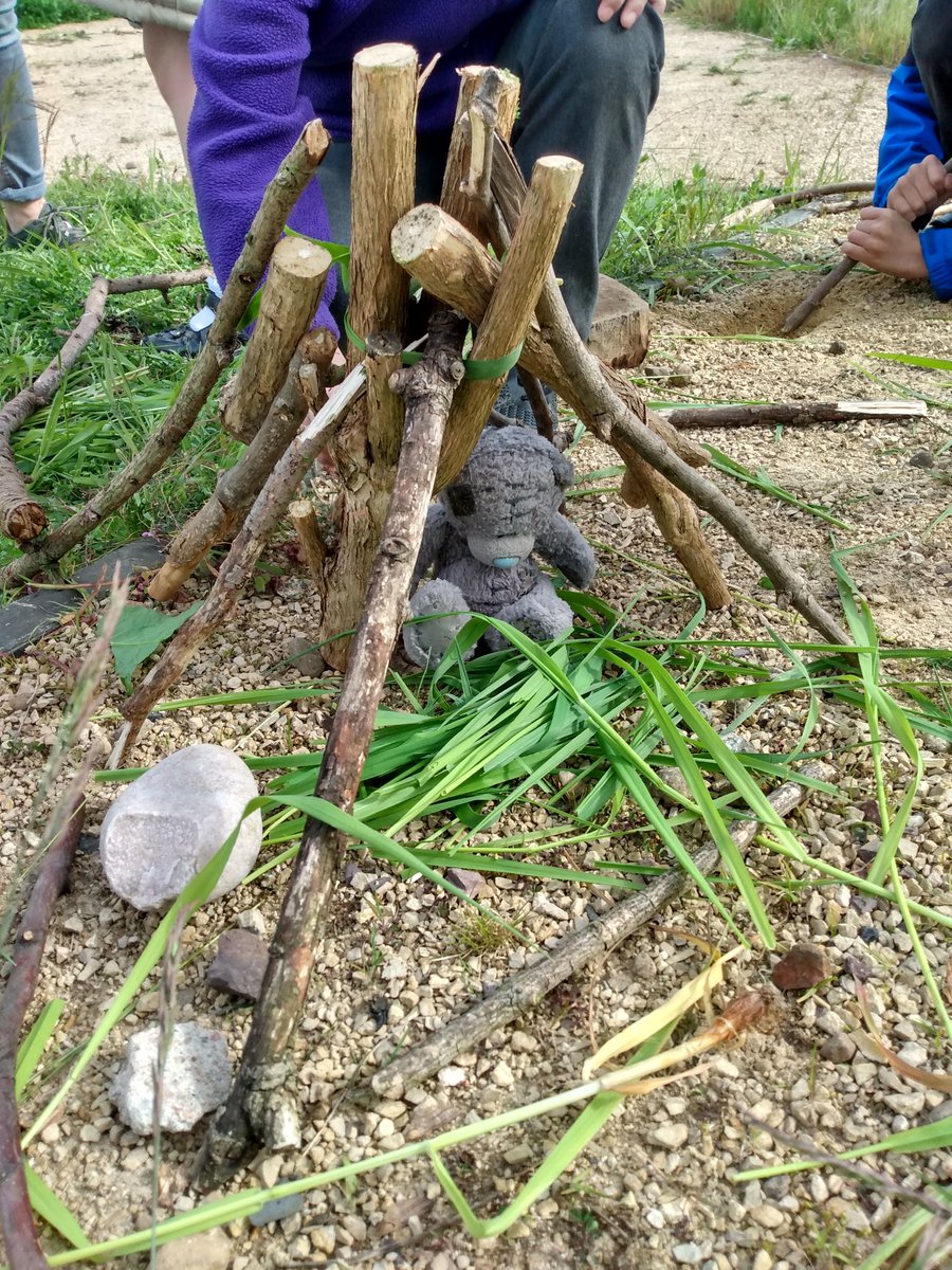 P2 @FrogstonPS enjoying #OutdoorPlay in #wildlifegarden parachute games, making small homes #OutdoorClassroomDay #outdoors #playoutside #getoutside #getoutdoors @EdOutdoorLearn @OutdoorClassDay @EdinburghLfS #nature #resilience