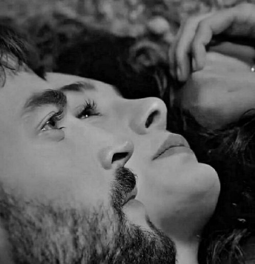 Sümbüllendi yine elimi tutan ellerin
Aşka doymak niye ateş ederken gözlerin🔥❤
#ReyMir