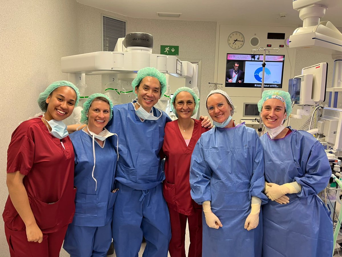 arnieadvincula's tweet image. Nothing more fun than doing a live multi-fibroid daVinci myomectomy with my senior fellow assisting, ALLY UPS and barbed suture at Curso Internacional de Cirugia Ginecologica in Barcelona! @ColumbiaOBGYN @FMIGS1 #robotics #teamwork #fibroids