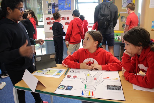 Cross-cultural collaboration: Dwight London and New York unite! DNY's Grade 5 has joined us to learn a bit about London, and today got a sneak peek at our Year 6's PYPx 

Stay tuned as our Year 6s fly out to America next week for our turn of sightseeing and global learning!