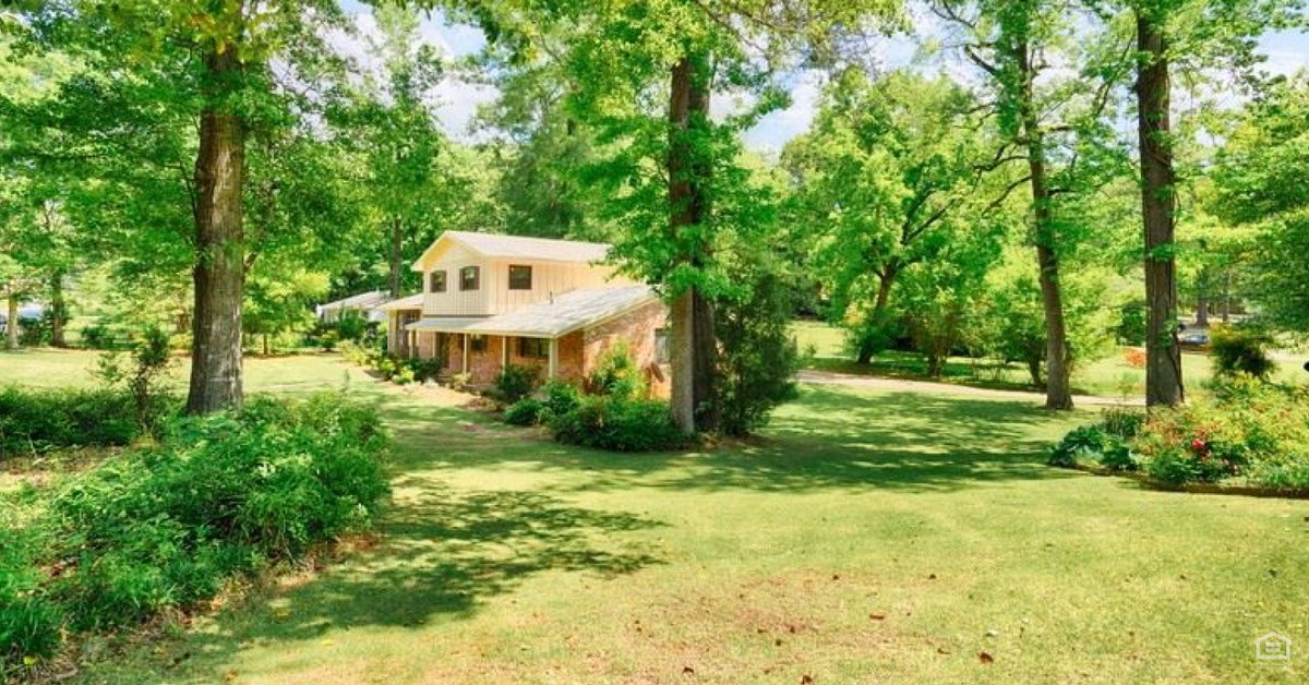 🏡 Curb appeal. Big yard. Corner lot. #Location. Keep reading to discover more to love at 706 E. Magnolia Ave. in #AuburnAL! #home bit.ly/41OFk0V