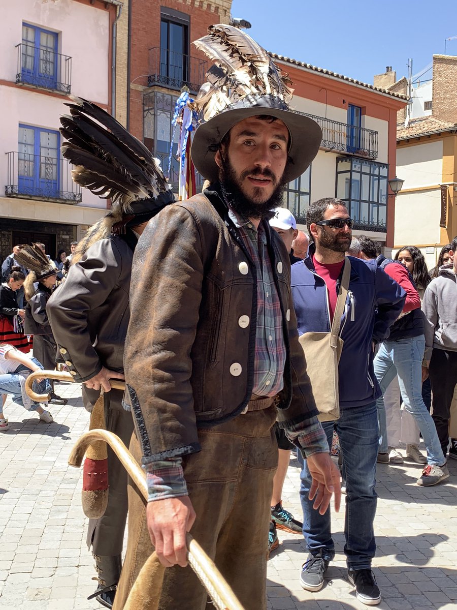 Daviddcoba's tweet photo. Ayer y hoy se han celebrado en Almazán (Soria) las tradicionales fiestas del zarrón o de San Pascual Bailón. Tienen su origen en la fundación de una cofradía por pastores y ganaderos en 1816. Los zarrones visten el traje pastoril con zamarras de piel, zahones de cuero y albarcas. https://t.co/7ufllXTXBI