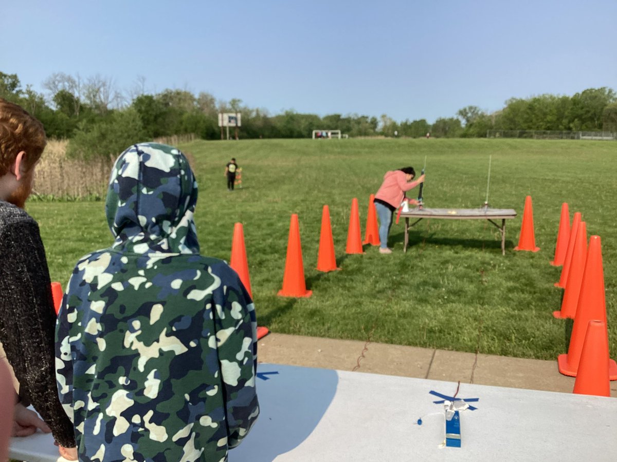 mrs_tack's tweet photo. 7th graders are finishing up their rocket launches! 🚀 https://t.co/CM5LpFeHuJ