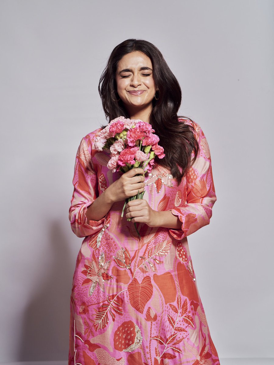 KeerthyOfficial's tweet photo. Maybe I have started liking pink now! 🤷‍♀️🌸 

#ShootDiaries #PinkLove https://t.co/Envx6PEFqc