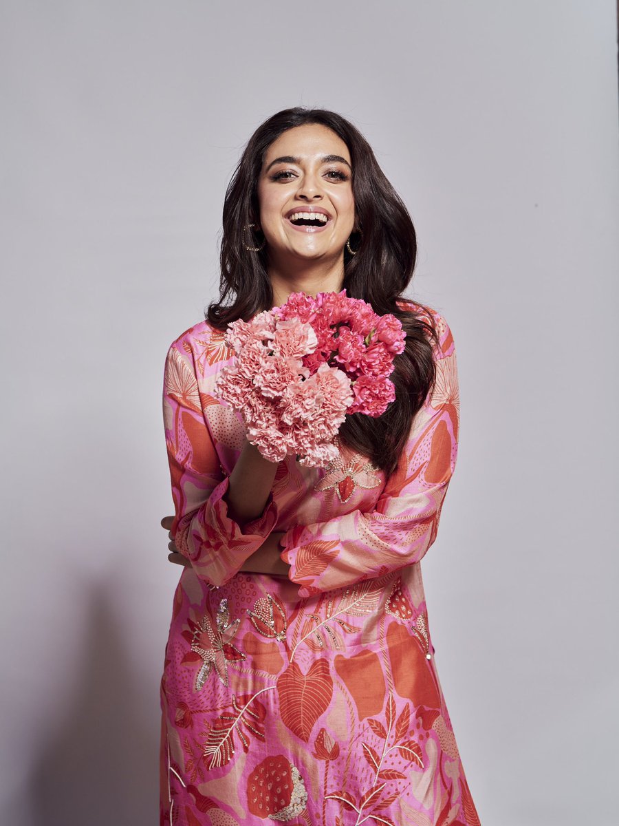 KeerthyOfficial's tweet photo. Maybe I have started liking pink now! 🤷‍♀️🌸 

#ShootDiaries #PinkLove https://t.co/Envx6PEFqc