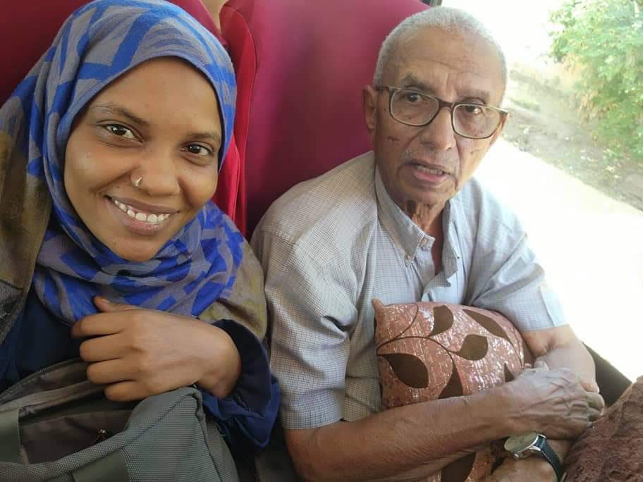 بروف محمد حسن الجاك يحزم امتعته ويتوكأ عصا التسفار.. وبنته سيما تكتب بلغة حزينة:

في هذا اليوم من هذا العام، وبعد يوم من اكمال ابي عامه ال 85، يستقل ابي باص متوكلاً على الله نازحاً  طالباً الحياة والنجاة. وفي نفس هذه اللحظة، وعلي بعد خطوات مني يتجهز جاري المتقاعد المقارب والدي في