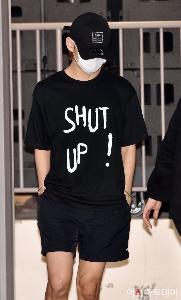 thv_vanttae's tweet photo. Remember when taehyung posted this on weverse : 

“In tonight's dream I'm going to shoot poison needle on the back of their necks. Mind the back of your necks.. pook pook* 🤢💀 https://t.co/pBa6V9HNM3