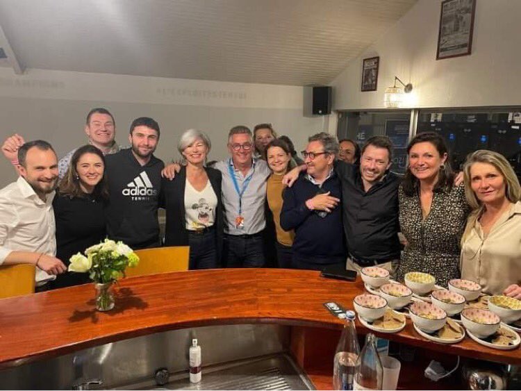 ClubEmeraudEnt's tweet image. [ SOIRÉE DES RÉSEAUX ]

Plus d’une trentaine d’adhérents se sont retrouvés sur les courts de l’@openguinde pour applaudir nos grands champions 🎾

L’édition s’est clôturée par un show de Yannick Noah célébrant les 40 ans de sa victoire à Rolland-Garros 🎶 

#reseaux #competition