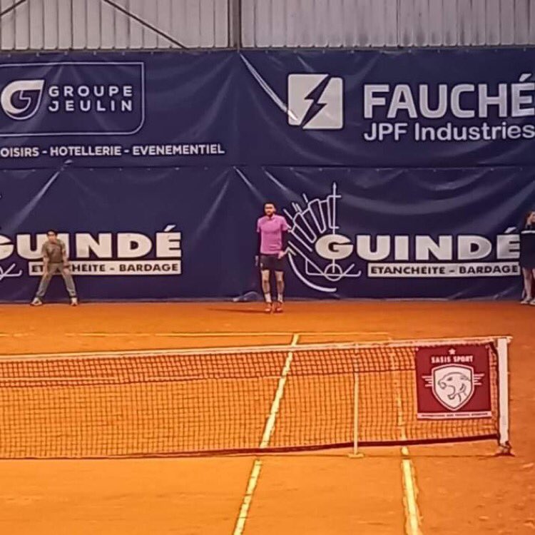 ClubEmeraudEnt's tweet image. [ SOIRÉE DES RÉSEAUX ]

Plus d’une trentaine d’adhérents se sont retrouvés sur les courts de l’@openguinde pour applaudir nos grands champions 🎾

L’édition s’est clôturée par un show de Yannick Noah célébrant les 40 ans de sa victoire à Rolland-Garros 🎶 

#reseaux #competition