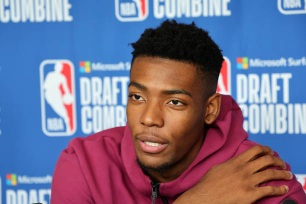 Basket_Infos's tweet photo. Brandon Miller arrive à la draft avec un red flag : il s’est retrouvé impliqué dans une affaire de meurtre. Il a procuré une arme à un ami qui a servi à un meurtre d’une jeune femme.

“Le message que j’ai fait passer aux équipes, c’est que j’en ai tiré les leçons. Il faut toujours être conscient de son entourage et de ce qui nous entoure. J'ai l'impression que cette nuit aurait pu changer ma carrière en un claquement de doigt, alors il faut toujours être conscient de votre entourage. J’ai fait des changements dans mon entourage. Je m’entoure de gars qui sont des pros, des gars que je veux côtoyer.”