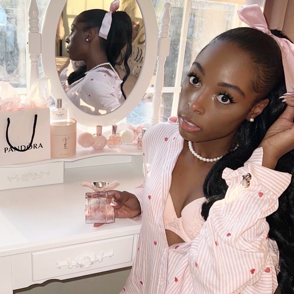 Look &amp; Smell Your Best 💖 @brialynnxoxo embodies the pretty in pink vibe with @chloe fragrance from eCosmetics.com Discover Your Signature Scent Today #eCosmeticsBeauty