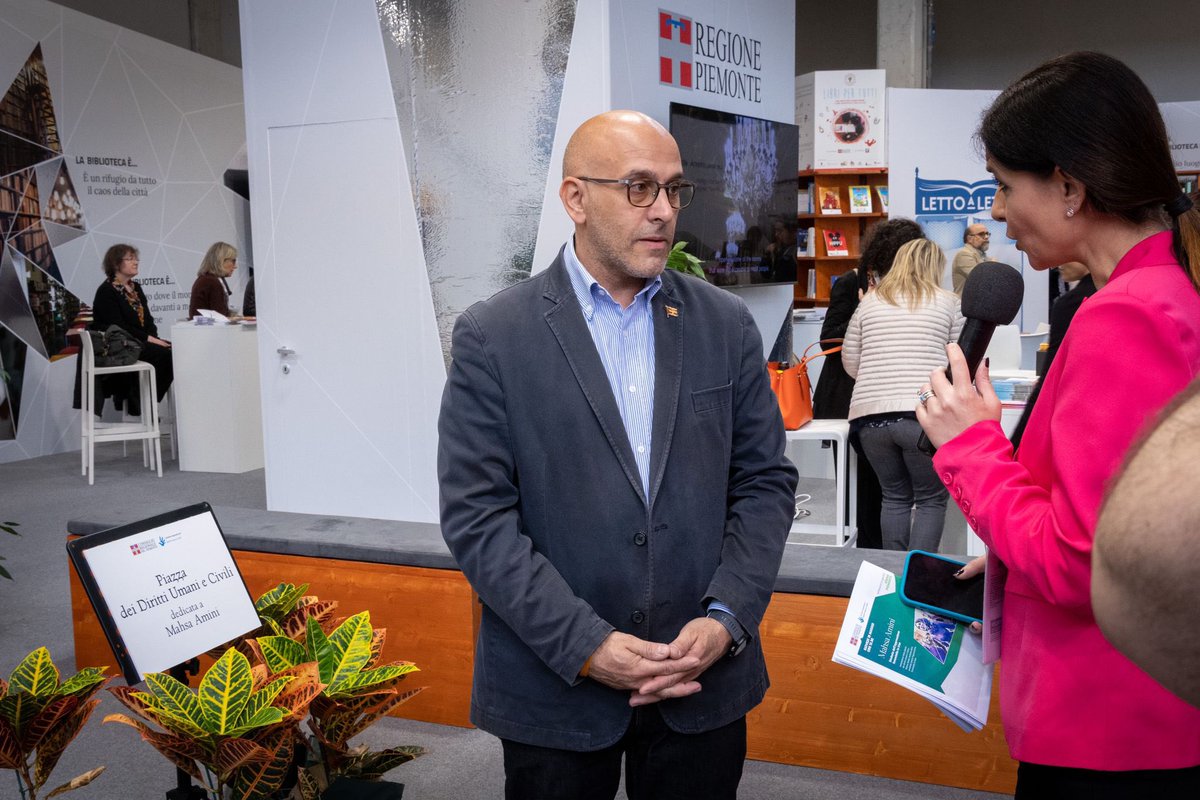 StefanoAllasia's tweet photo. A #SALTO23 LA #PIAZZA DEI #DIRITTI #UMANI PER #MAHSA #AMINI
Con l’intitolazione simbolica della piazza dedicata a MAHSA Amini al #SalonedelLibro vogliamo mantenere accesa una luce su fatti che hanno visto e vedono ogni giorno #oppressioni e violenze orrende ed inaccettabili. https://t.co/B7Z0IRsgSJ