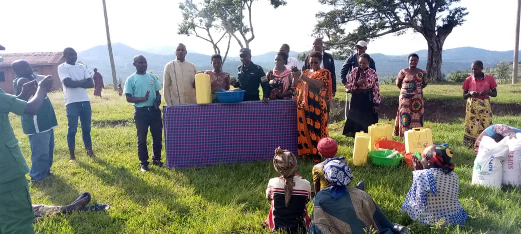 18/05/2023 mu murenge wa Mimuli  hatashywe #amazu 10 yubakiwe abatishoboye muri gahunda yo gukemura ibibazo bibangamiye imibereho myiza y'abaturage,   buri muryango ukaba wahawe umufariso 1, 15kg za gahunga, ikidomoro 1, ibasi 1, ibiyiko n'amasahane.
