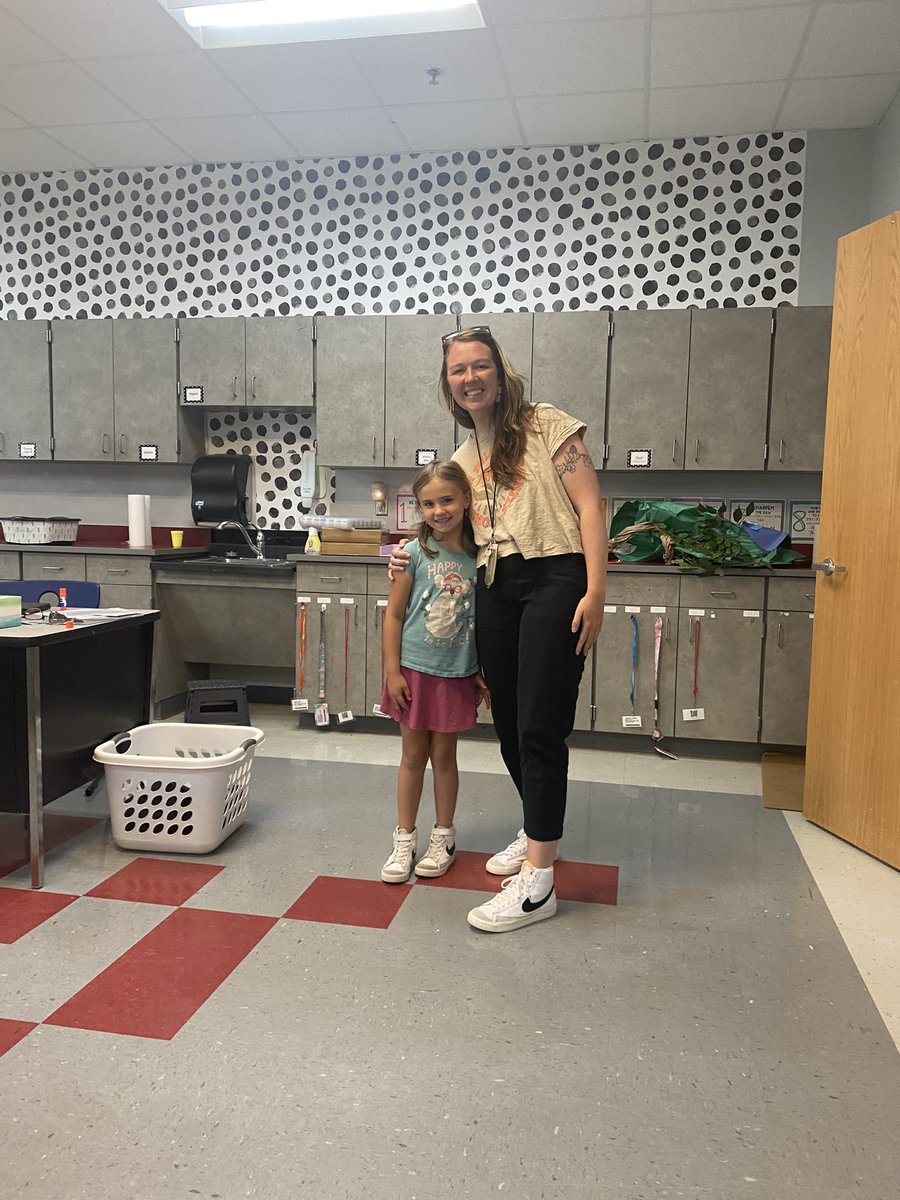 mrspruittfirst's tweet image. Nike twins! @MillsRiverSch #heretofly