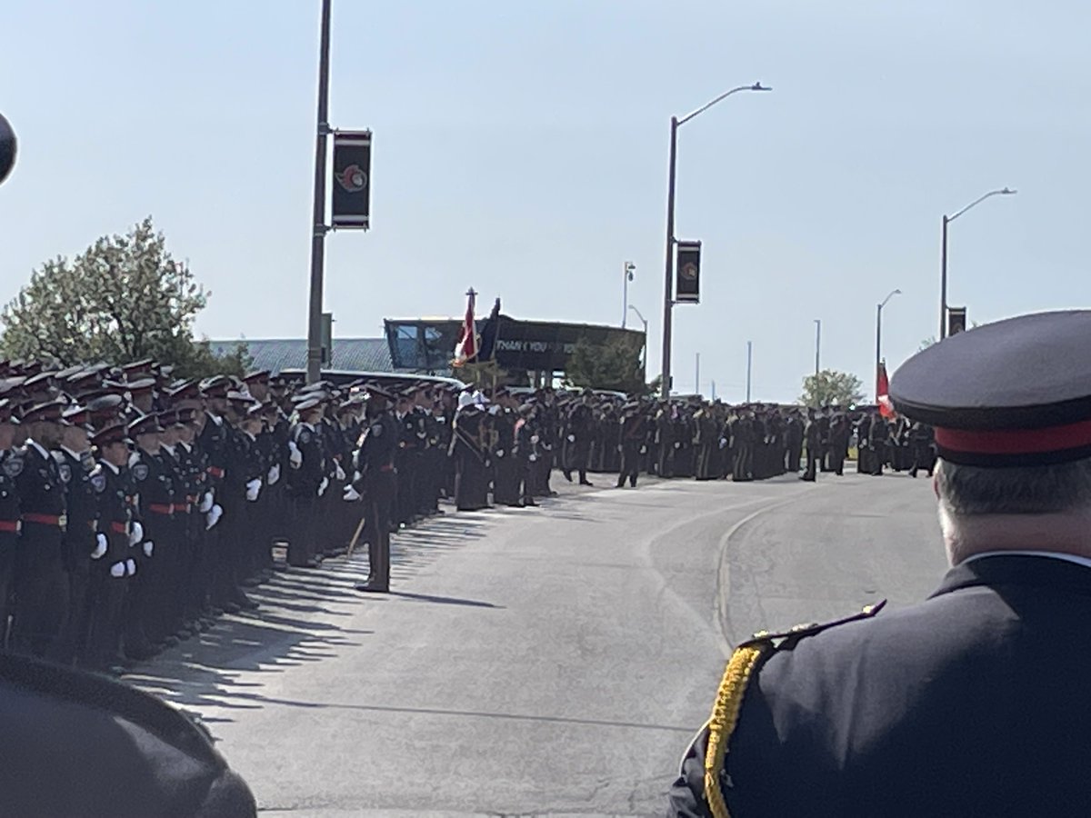 PoliceAssocON's tweet photo. Our hearts are broken as we mourn the tragic loss Sgt. Eric Mueller. Again, our thoughts are with his loved ones, colleagues and community grieving an unimaginable loss. Our police family and Canadians mourn today. #HeroesInLife https://t.co/lKmvAEHfPg