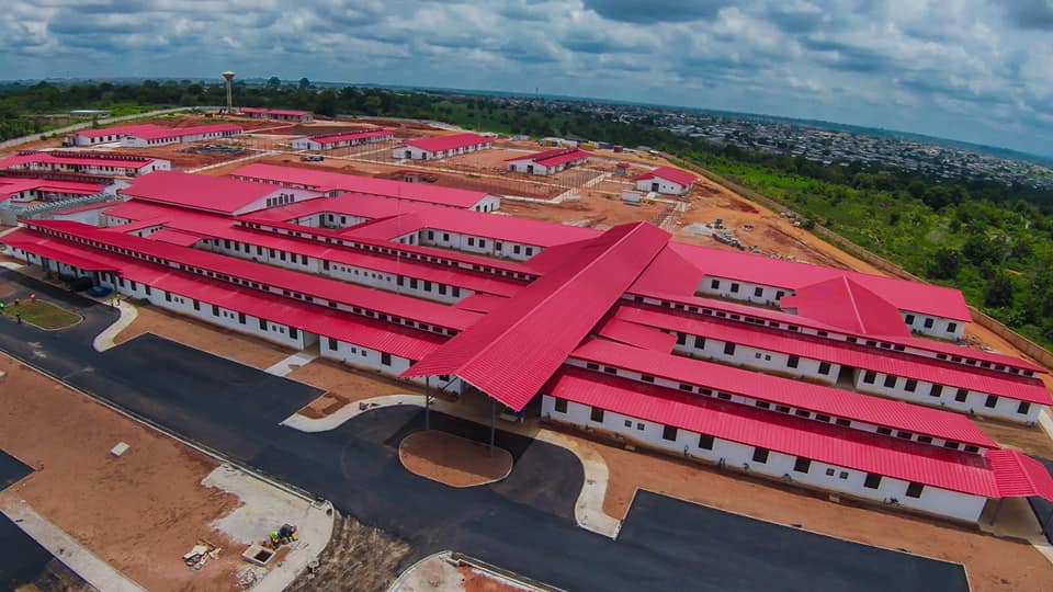 zapping_ci's tweet photo. Les quatre zones composant les infrastructures sont perceptibles à vue d'oiseaux. La zone 1 comporte les blocs ophtalmologie, chirurgie, pédiatrie et médecine générale. (2/2)

#cotedivoire #CIV225 #ivoirien #Abidjan #CIV #CI #sante #infrastructure https://t.co/FcRXmbCYJp