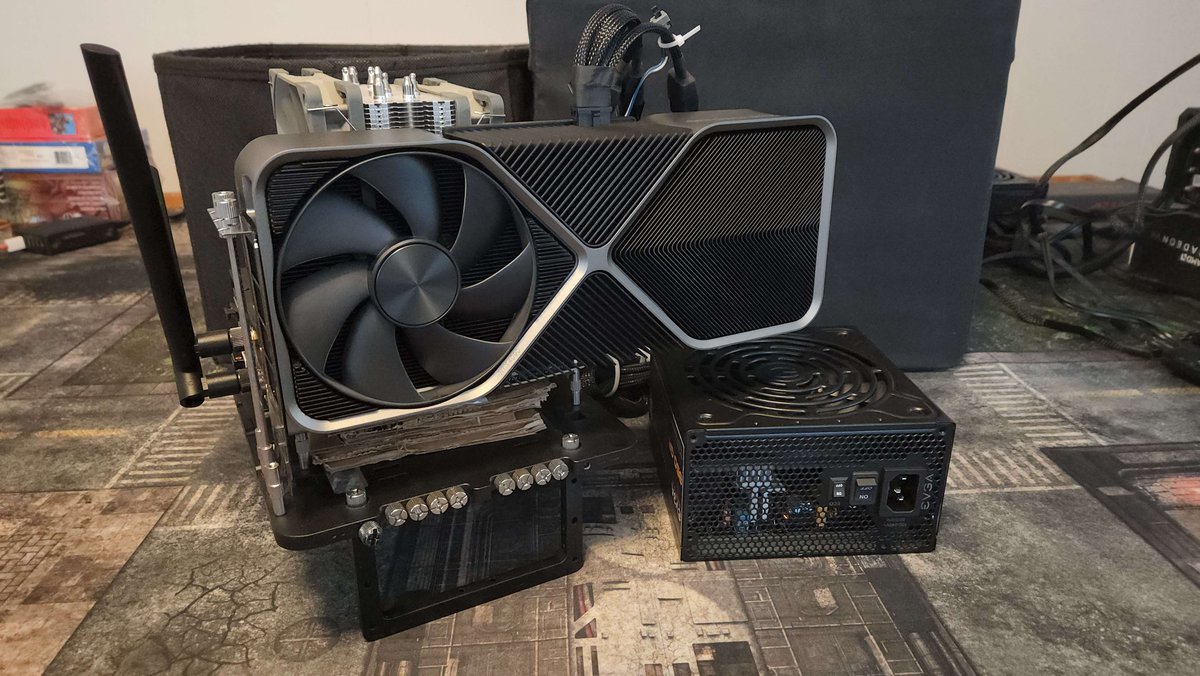 kr00tmantech's tweet image. Cases....where we are going....we don&apos;t need #pccases
#rtx4090 #gamimgpc #cardboard