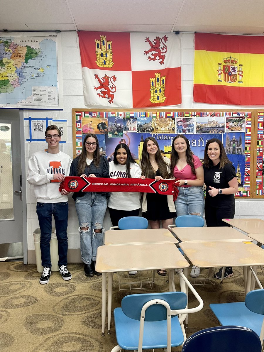 2022-2023 National Spanish Honor Society Exec Board 🙌 mil gracias a Avery, Lusy, George, Ameera, Natalia and Kierstin (not pictured) <a href="/Mrs_Vanderwoude/">Sra. V.</a>
