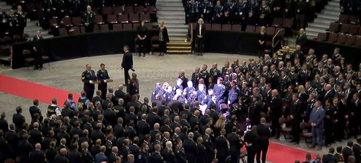PoliceAssocON's tweet photo. Our hearts are broken as we mourn the tragic loss Sgt. Eric Mueller. Again, our thoughts are with his loved ones, colleagues and community grieving an unimaginable loss. Our police family and Canadians mourn today. #HeroesInLife https://t.co/lKmvAEHfPg
