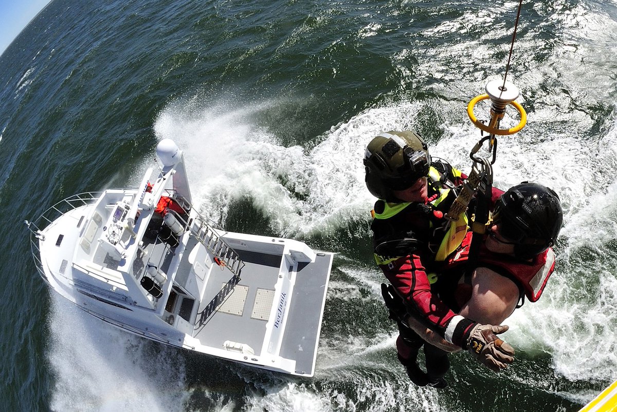 JRCCTrentCCCOS's tweet photo. .@RCAF_ARC #SARTechs are amazing at what they do - but they’d prefer not to meet you on the job! This weekend let's try to avoid accidents on the water by following these easy steps;
1⃣Wear an approved life jacket/pfd
2⃣Check weather before you head out
3⃣File a float plan https://t.co/PNsciBuuO3