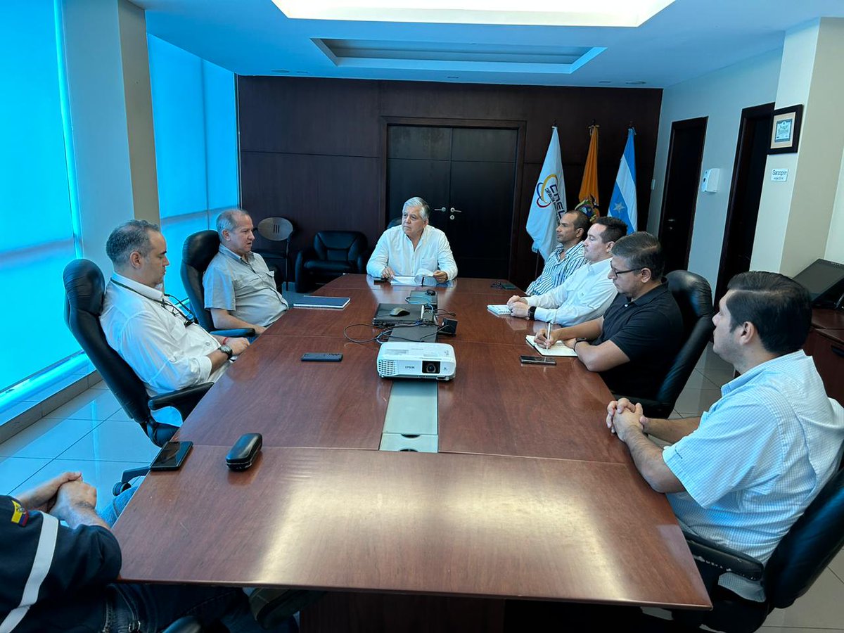 CNEL_EP's tweet photo. #Guayaquil | Administrador se  reúne con representantes del sector acuícola @gpsgroupec, para coordinar trabajos de infraestructuras eléctricas, siguiendo el Plan Nacional de Electrificación del Sector Camaronero. https://t.co/1rKQINW1YL
