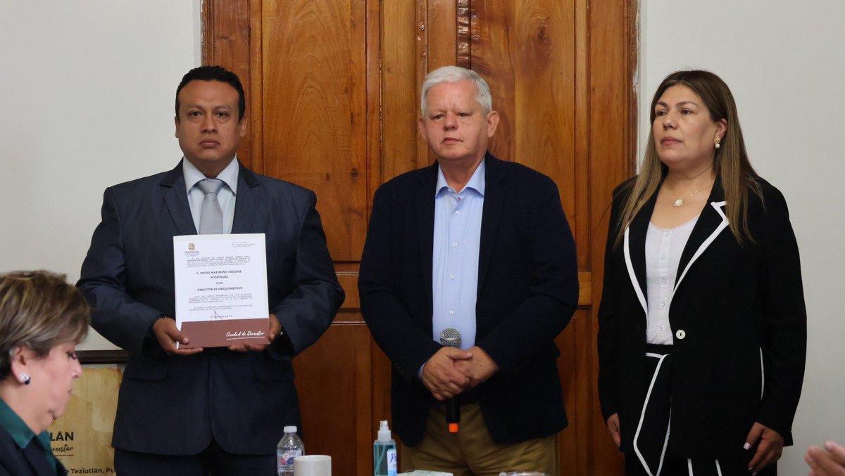 CarlosPeredoG's tweet photo. Nombramos a los nuevos directores de Seguridad Pública, Parquimetros obras Públicas y Agua Potable quienes a partir de estos momentos están trabajando en sus áreas para servir a la sociedad.   #carlosperedo https://t.co/D4984tnAxn