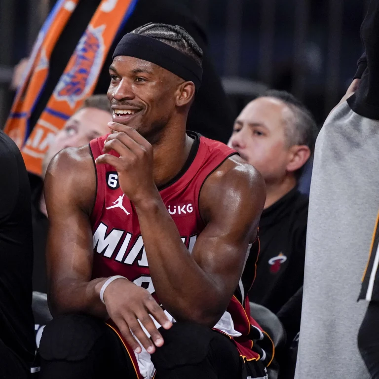 NBAdoPovo's tweet photo. O jornalista perguntou pro Jimmy Butler, se lá atrás, quando o Miami Heat quase foi eliminado no Play-In , se ele acreditava que era possível o Heat chegar tão longe nos Playoffs eliminando times como o Milwaukee Bucks e o New York Knicks

O Jimmy Butler respondeu:

"Com certeza absoluta, eu acreditei, nós acreditamos. E a melhor parte é que a gente continua não dando a mínima para o que vocês pensam e nem se vocês escolheram a gente pra vencer, a gente não se importa e nunca vai se importar com isso"

"Nós conhecemos muito bem quem são os caras do time, que o técnico Spoelstra acredita e confia em cada um de nós, a gente coloca confiança em todo mundo e daí vamos lá e jogamos. Jogamos basquete do jeito certo, sabendo que sempre teremos uma chance"
