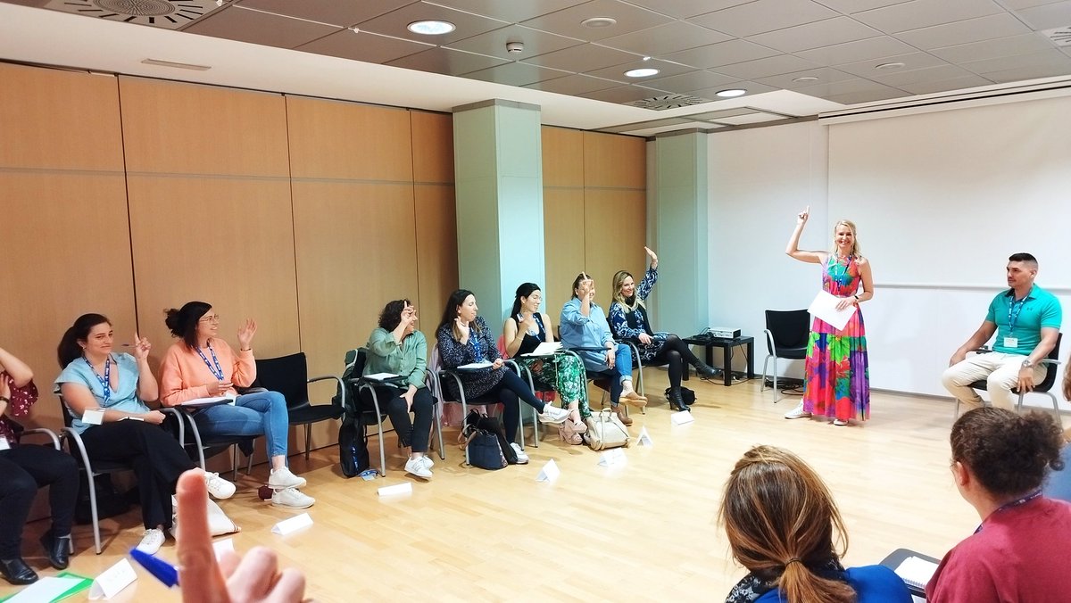 ¿Sabías qué las personas que saben expresarse en público tienen mejor autoestima e incluso tienen trabajos mejores remunerados? 
Hablar en público y saber dejar huella en todos aquellos que nos escuchan es un arte. Hoy puedes verlo con sebastiandarpa y  <a href="/anaromar_/">Ana Rodríguez</a>