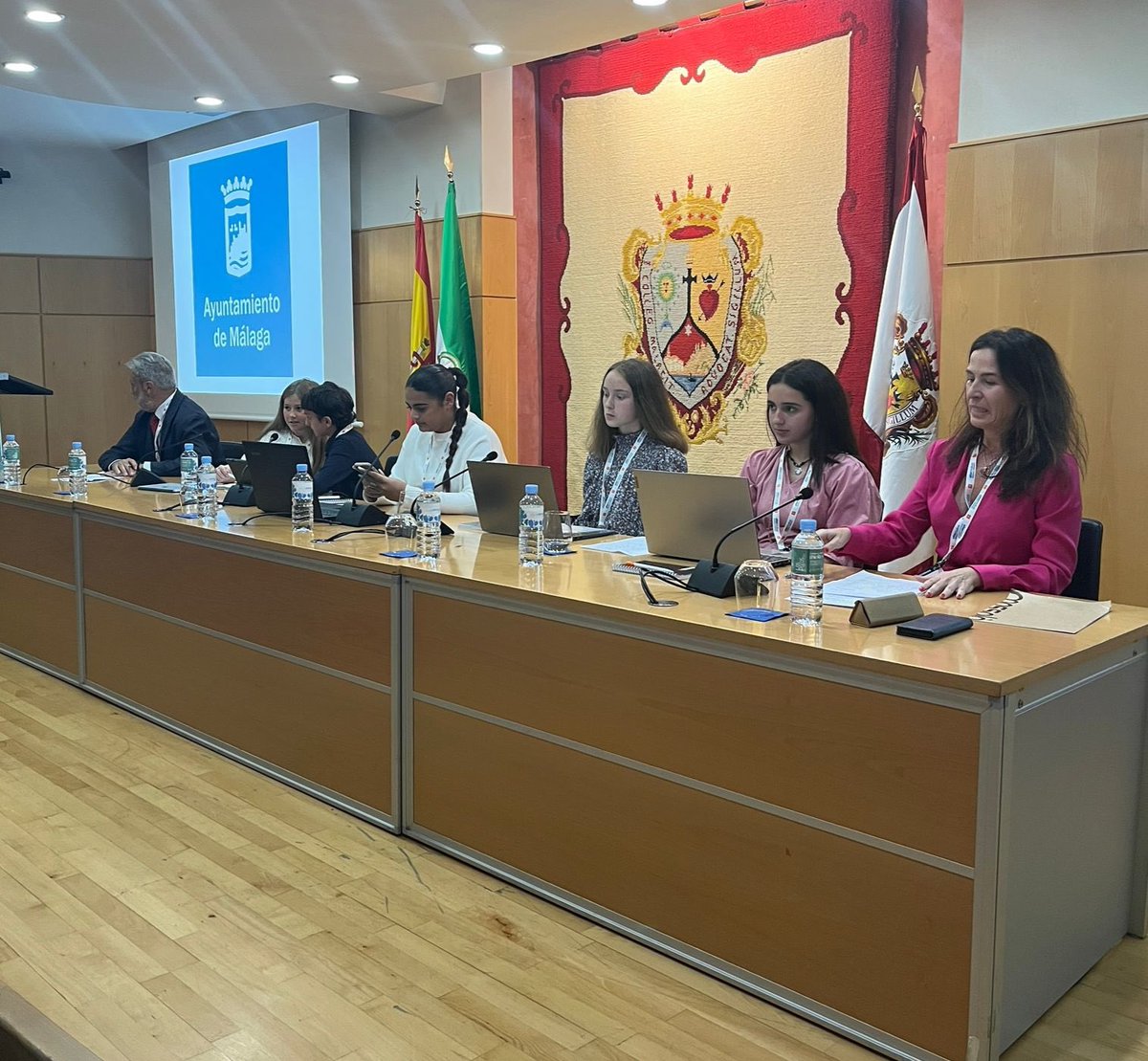 Comienza la V Mesa Redonda: ‘Málaga ciudad de la infancia: La voz de los NNA’.

#EspecializaciónFamilia
