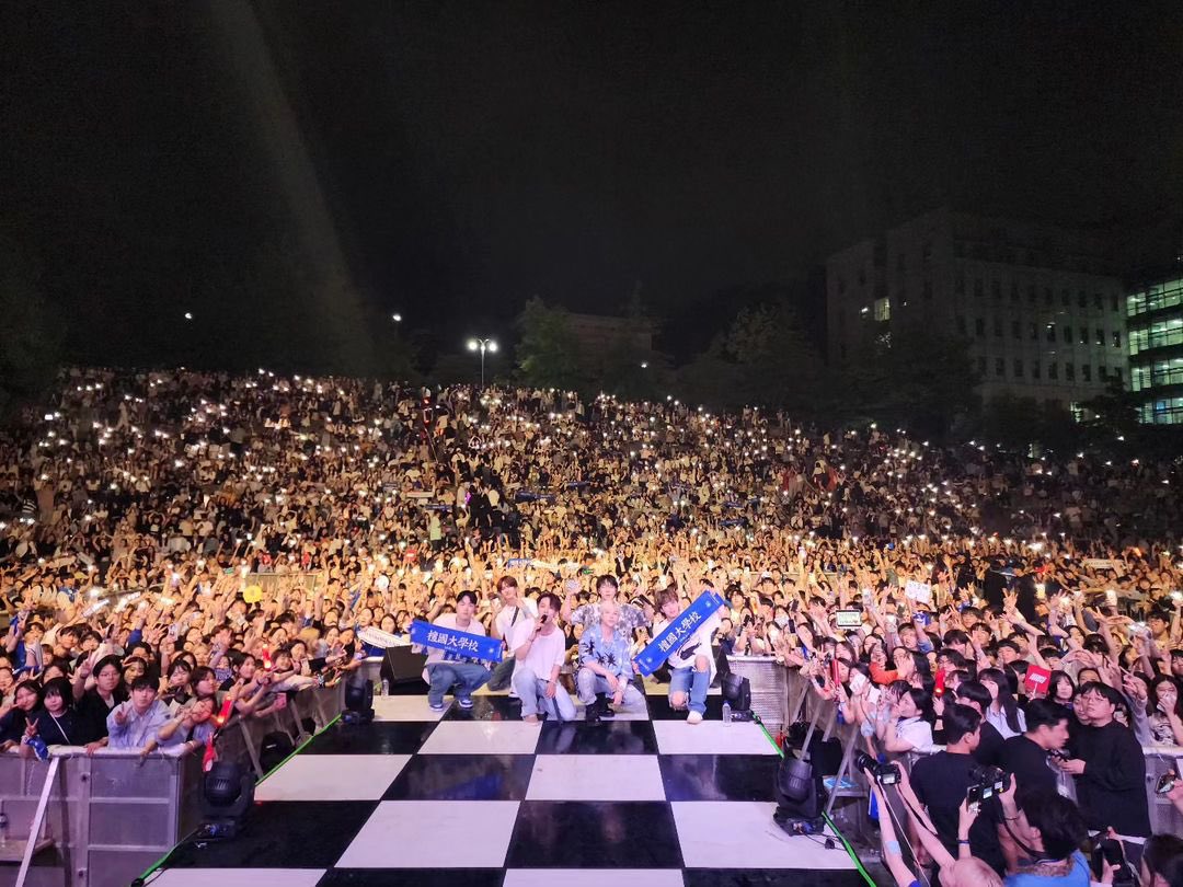 Üniversite festivali performansından sonra final pozu verirken öğrenciler, iKON’un el işaretini yapmışlar 🖖🏻
#iKON <a href="/iKONIC_143/">iKON GLOBAL iKONIC</a>