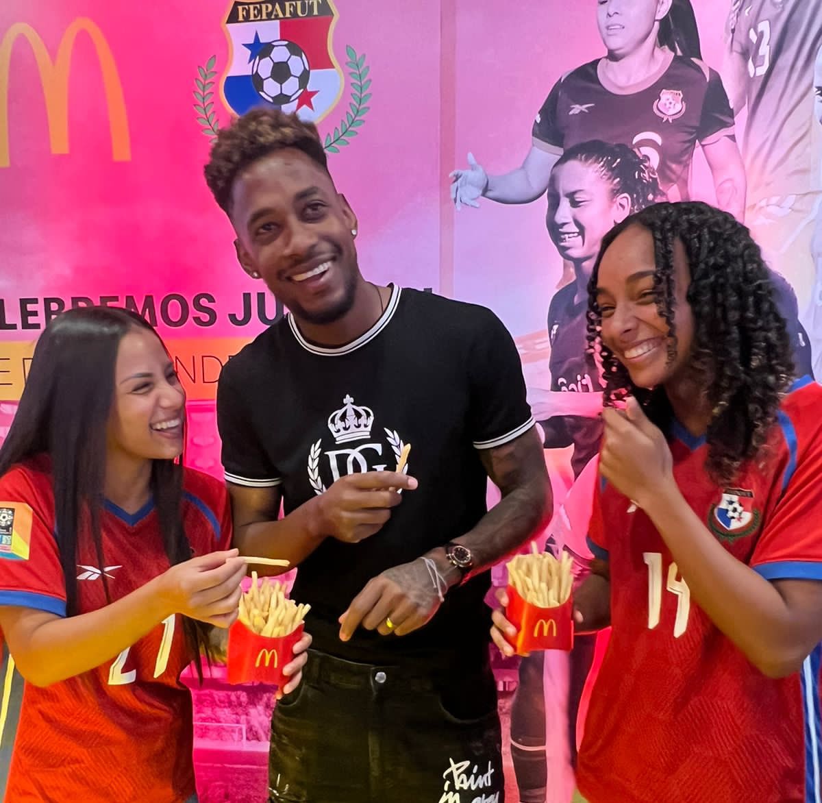 mcdonaldspa's tweet image. En McDonald’s nos motiva la energía de Nicole , la habilidad de Lineth y la fortaleza de Amir, por eso estamos feliz de ser patrocinadores oficiales de @fepafut ⚽️❤️ e impulsar a todos los futuros (as) futbolistas y acompañarlos con unas deliciosas McPapas siempre🍟🫶