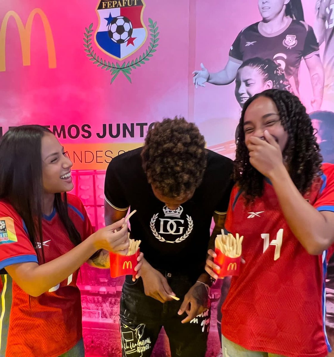 mcdonaldspa's tweet image. En McDonald’s nos motiva la energía de Nicole , la habilidad de Lineth y la fortaleza de Amir, por eso estamos feliz de ser patrocinadores oficiales de @fepafut ⚽️❤️ e impulsar a todos los futuros (as) futbolistas y acompañarlos con unas deliciosas McPapas siempre🍟🫶