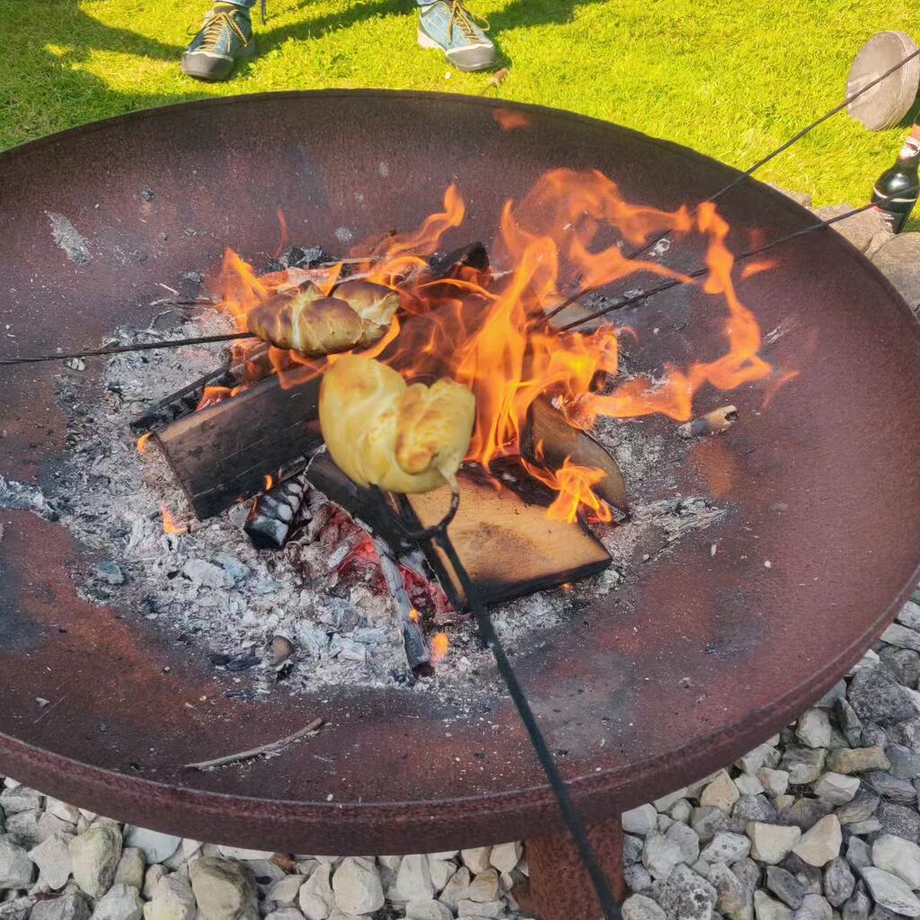 Shadowelf's tweet photo. Feiertag, Freunde, Grillen und Stockbrot. Was will man mehr?
.
.
.
.
#Stockbrot #Feuer #Feiertag #Feiertagsmodus #FeuerSchale #GutesWetter https://t.co/P1RqlwqDf0 https://t.co/C913drXMqw