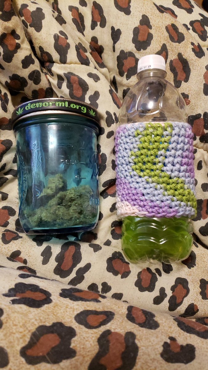 DollHouseKiera's tweet image. Medicated thoughts.... Mason jar cozy? Hrmmm.... #YarnNerd #HighThoughts 💚🌿