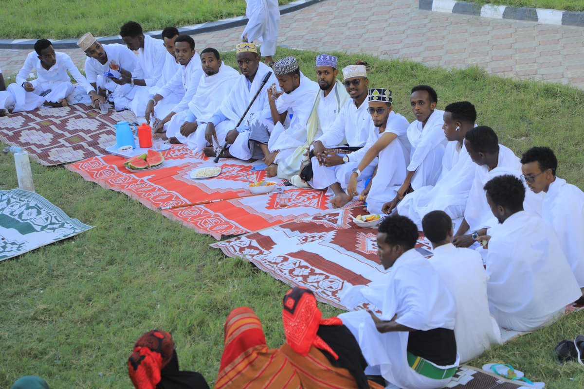 Fasa_Simad's tweet photo. 15 Maayo kuliyada xisabaadka ee jaamacada @SIMADUniversity  ayaa ka qayb gashay badhig dhaqanka ee sanadlaha ah ee jaamacada simad . 

@AliIbrahimMoh12 
@Dahirhasan 
@Aniza_Adan 
@Barre_Digdig https://t.co/E4XBYc0gpr