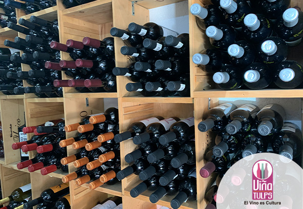 VinaTulps's tweet photo. ¿Qué ocurre si guardas una botella de vino durante muchos años? En el caso de vinos de guarda, algunos de sus componentes reaccionan con el oxígeno, lo que suaviza los taninos y desarrolla sabores complejos. ¡Un proceso de maduración que puede convertir un vino en una joya! https://t.co/G4K4aJFbGX