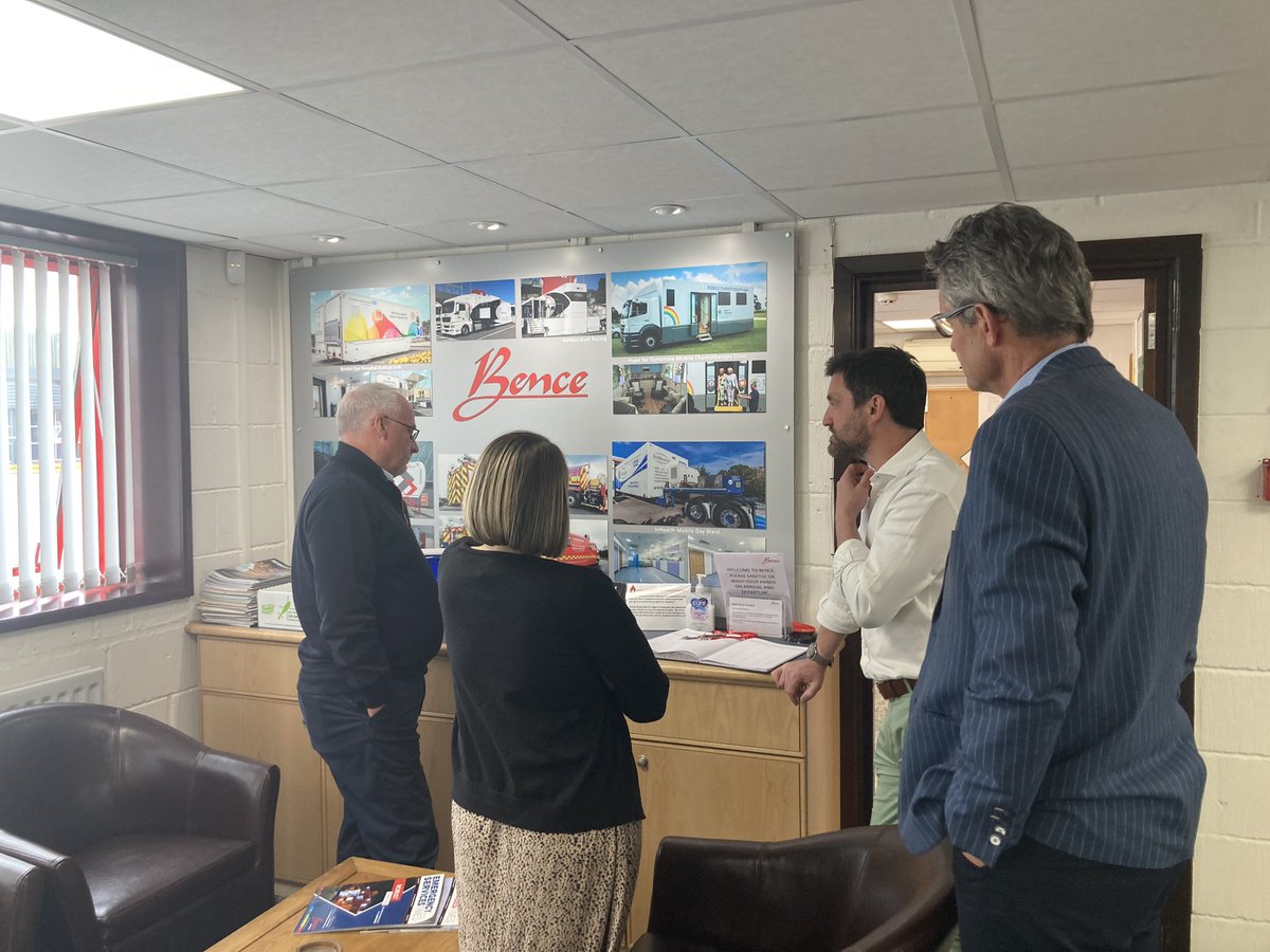 ZoeMerchantOT's tweet photo. Fab flying visit to @WHBence’s Bristol factory to look at our 2nd @LungCheck @Siemens scanner/trailer, make plans for support unit designs for the @GM_Cancer #TLHC roll out &amp; discuss delivery with @cobaltimaging, whilst also celebrating @booton_r’s b/day @kakahewitt @PeterJSharpe https://t.co/WDfWqPhhdL