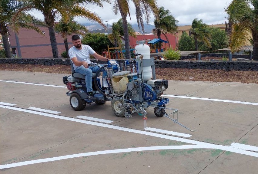 TECMAPROsl's tweet photo. Entregamos a la empresa CONACON equipos de señalización vial Graco LineLazer V 200 DC y LineDriver para los trabajos de mantenimiento de la red viaria en Tenerife con la UTE Mantenimiento de vías Santa Cruz.
Tecmapro Distribuidor y Servicio Técnico Oficial @GracoInc https://t.co/beVNKLr4lP