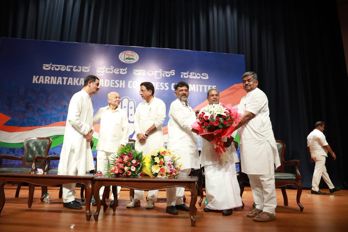 siddaramaiah's tweet photo. I thank all my MLA friends for electing me as the leader of Congress Legislature Party 

Let us together give good governance and able administration for the benefit of our people. https://t.co/EgB0QLBQLw