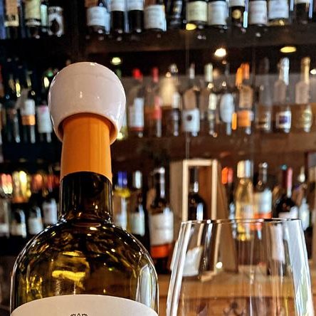 VinaTulps's tweet photo. ¿Cuánto tiempo puedes conservar una botella de vino abierta? Dependiendo del tipo de vino, se recomienda consumirlo en uno o dos días después de abrirlo. Puedes utilizar bombas de vacío o almacenarlo en la nevera para prolongar su frescura y calidad. https://t.co/rz1c2CnMak